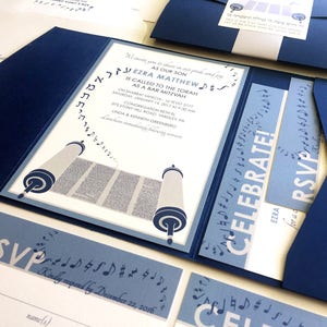 Invito Torah Bar Mitzvah, Musica Torah Bat Mitzvah Inviti, Navy Blue Pocketfold, Silver Grey Bellyband, Adesivi, Busta indirizzata