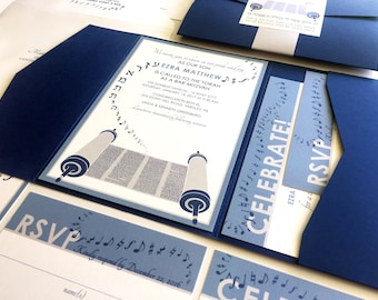Invitación para Bar Mitzvá de la Torá, invitaciones musicales para Bat Mitzvá de la Torá, bolsillo azul marino, faja gris plateada, pegatinas y sobre con dirección.