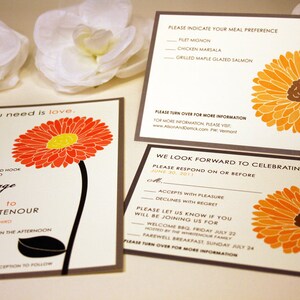 Puede incluir: Invitaci&oacute;n de boda con un dise&ntilde;o floral. La invitaci&oacute;n es para el matrimonio de Alison Hook y Derrick Whritenour el s&aacute;bado 23 de julio de 2011 a las 4:30 PM. La invitaci&oacute;n incluye el texto "todo lo que necesitas es amor."