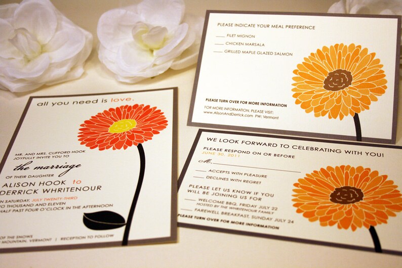 Puede incluir: Invitaci&oacute;n de boda con un dise&ntilde;o floral. La invitaci&oacute;n es para el matrimonio de Alison Hook y Derrick Whritenour el s&aacute;bado 23 de julio de 2011 a las 4:30 PM. La invitaci&oacute;n incluye el texto "todo lo que necesitas es amor."