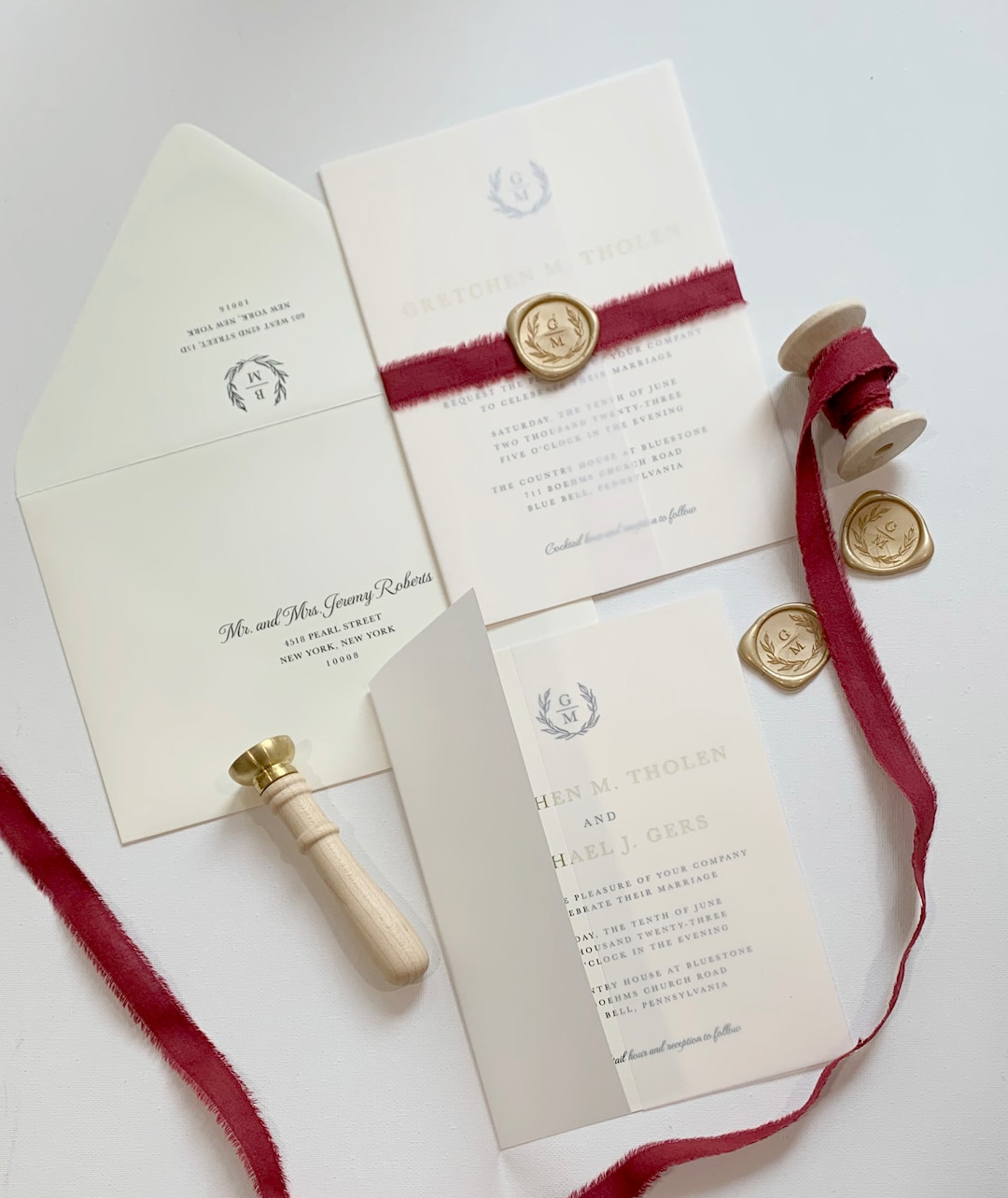 Invitación de boda en lámina dorada con cinta color burdeos y sello de cera  dorada con escudo de monograma - Etsy México, image size:1080x1283