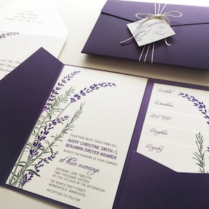 Op de afbeelding: Paarse huwelijksuitnodiging met een zakje voor de RSVP-kaart. De uitnodiging heeft een lavendelbloemmotief en de tekst "Together with their families Avery Christine Smith & Benjamin Dreyer Kramer request the pleasure of your company at their marriage Saturday, June Twelfth Two Thousand Sixteen at Five o'clock in the afternoon 105 North First Street Minneapolis, Minnesota Reception to Follow."