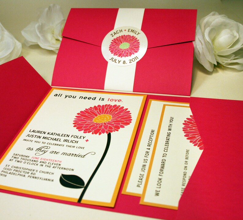 Puede incluir: Una invitaci&oacute;n de boda rosa y blanca con un dise&ntilde;o floral y el texto "todo lo que necesitas es amor." La invitaci&oacute;n incluye los nombres Lauren Kathleen Foley y Justin Michael Irlich, la fecha s&aacute;bado 18 de junio de 2011 y la hora 2:00 pm. La invitaci&oacute;n tambi&eacute;n incluye la ubicaci&oacute;n St. Christopher's Church, 13301 Proctor Rd, Filadelfia, Pensilvania 9116. La invitaci&oacute;n tambi&eacute;n incluye una tarjeta separada con el texto "&iexcl;Por favor, &uacute;nase a nosotros para una recepci&oacute;n!" y otra tarjeta con el texto "&iexcl;Esperamos celebrar con usted!"
