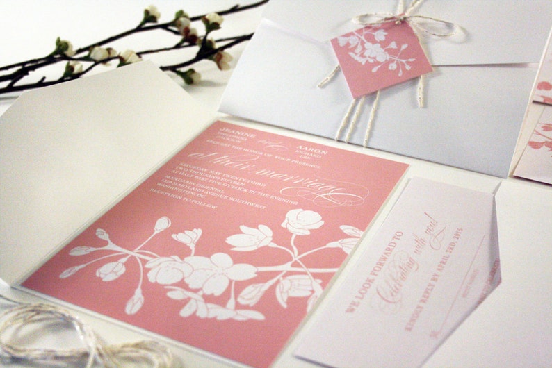 Kirschblüten-Hochzeitseinladungen Muster mit Pocketfold, Schnur und Anhänger Bild 3
