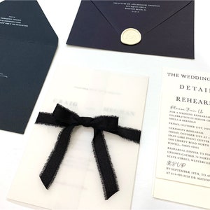 Schwarze Hochzeitseinladung mit Schleife