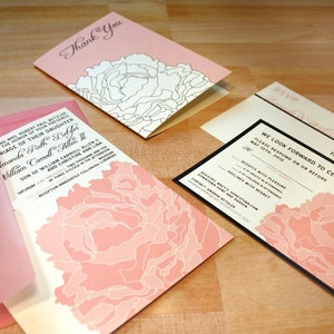 Op de afbeelding: Roze en witte huwelijksuitnodiging met een bloemenontwerp en de tekst "Bedankt", "RSVP" en "We kijken ernaar uit om met u te vieren! Reageer alstublieft op of voor 10 mei 2010."
