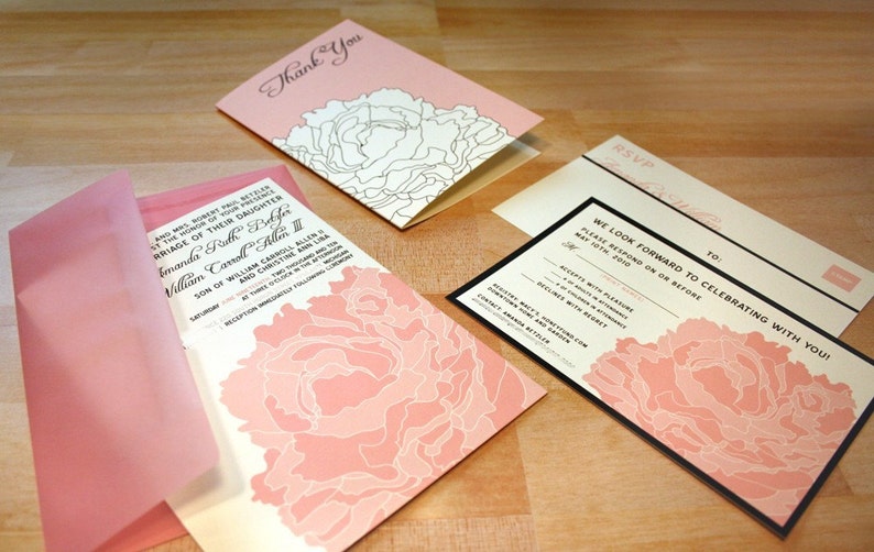 Op de afbeelding: Roze en witte huwelijksuitnodiging met een bloemenontwerp en de tekst "Bedankt", "RSVP" en "We kijken ernaar uit om met u te vieren! Reageer alstublieft op of voor 10 mei 2010."
