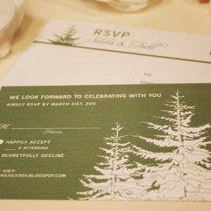 Op de afbeelding: Groene RSVP-kaart met witte tekst. De kaart heeft een bos-thema met een gestileerde afbeelding van dennenbomen. De tekst luidt "We kijken ernaar uit om met u te vieren. Graag uw RSVP v&oacute;&oacute;r 31 maart 2011. Bezoek alstublieft: www.2ndjuly2011.blogspot.com"