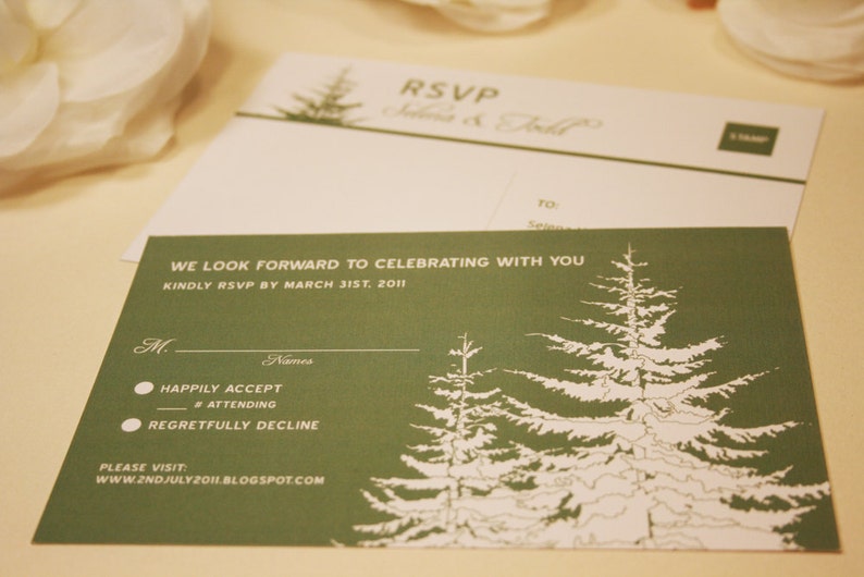 Op de afbeelding: Groene RSVP-kaart met witte tekst. De kaart heeft een bos-thema met een gestileerde afbeelding van dennenbomen. De tekst luidt "We kijken ernaar uit om met u te vieren. Graag uw RSVP v&oacute;&oacute;r 31 maart 2011. Bezoek alstublieft: www.2ndjuly2011.blogspot.com"