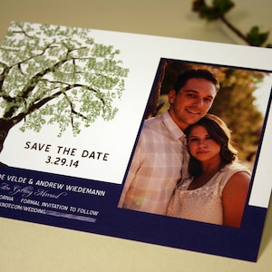 Może przedstawiać: Kartka z zaproszeniem na ślub z ilustracją drzewa i zdjęciem pary. Tekst brzmi "Save the Date 3.29.14 Caela Van de Velde & Andrew Wiedemann Are Getting Married San Marcos California Formal Invitation to Follow Please Visit www.theknot.com/wedding"