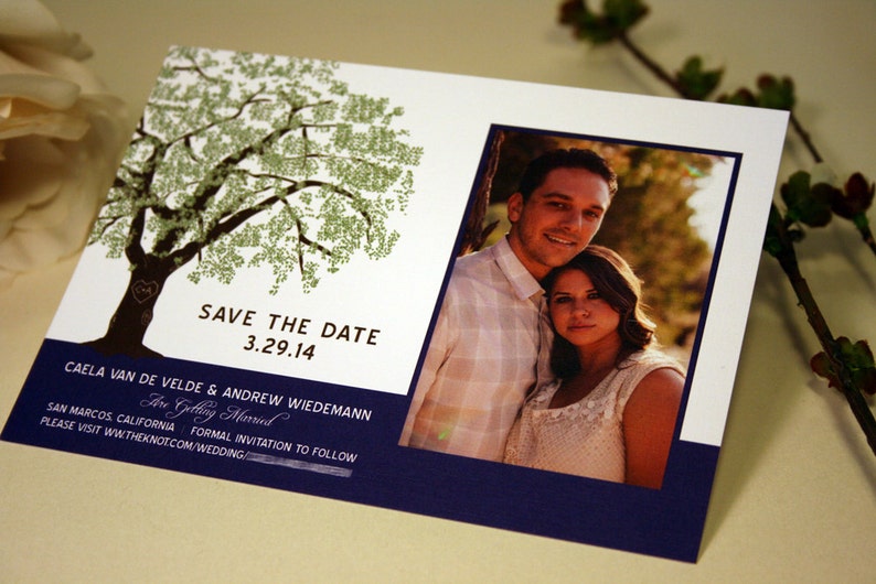 Może przedstawiać: Kartka z zaproszeniem na ślub z ilustracją drzewa i zdjęciem pary. Tekst brzmi "Save the Date 3.29.14 Caela Van de Velde & Andrew Wiedemann Are Getting Married San Marcos California Formal Invitation to Follow Please Visit www.theknot.com/wedding"