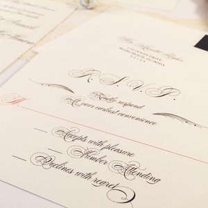 Puede incluir: Tarjeta RSVP con fuente de caligraf&iacute;a. La tarjeta tiene tres opciones: Acepta con gusto, N&uacute;mero de asistentes y Rechaza con pesar.