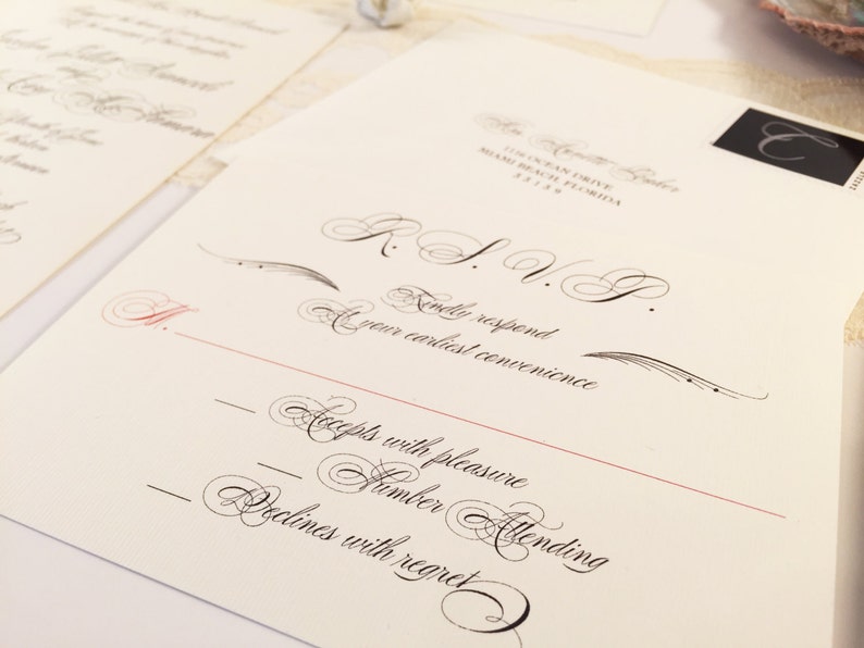 Puede incluir: Tarjeta RSVP con fuente de caligraf&iacute;a. La tarjeta tiene tres opciones: Acepta con gusto, N&uacute;mero de asistentes y Rechaza con pesar.