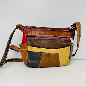Mała skórzana torebka typu crossbody w stylu boho z łatkami