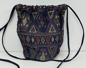 Petit sac à bandoulière bleu marine avec cordon de serrage en tissu géométrique