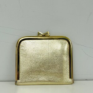 Cartera clásica de piel de ciervo plegable con cierre de beso en dorado metálico