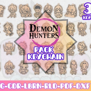 Op de afbeelding: Een verzameling van 36 houten sleutelhangers met verschillende anime-personageontwerpen. De sleutelhangers zijn gerangschikt rond een centrale afbeelding met de tekst "DEMON HUNTERS PACK KEYCHAIN". De afbeelding bevat ook de tekst "SVG-CDR-LBRN-RLD-PDF-DXF".