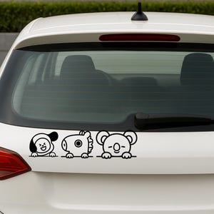Puede incluir: Adhesivo de vinilo para coche en blanco y negro con tres personajes de dibujos animados asom&aacute;ndose por encima de una l&iacute;nea. Los personajes incluyen una figura de perro, una figura de caballo y un koala.