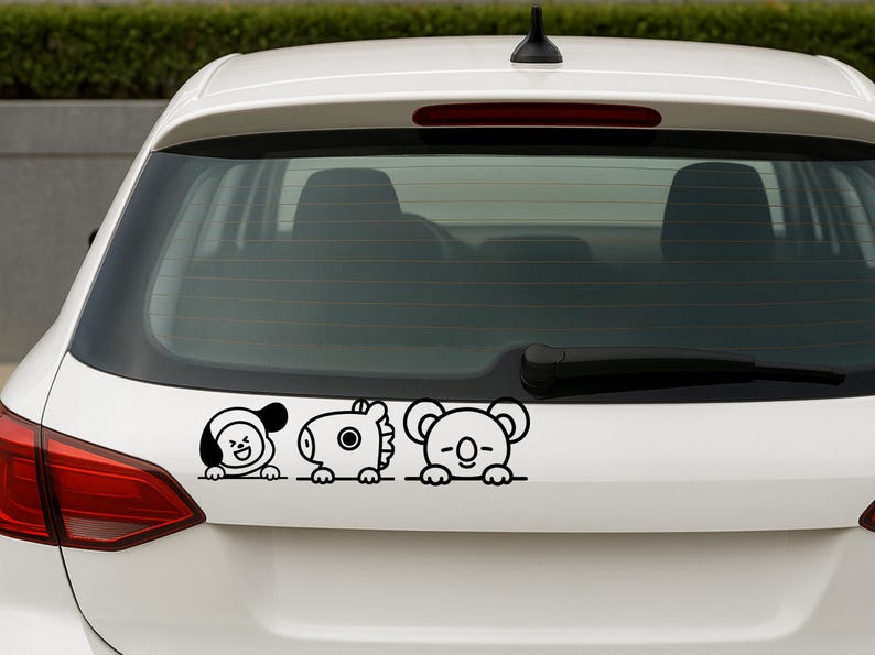 Puede incluir: Adhesivo de vinilo para coche en blanco y negro con tres personajes de dibujos animados asom&aacute;ndose por encima de una l&iacute;nea. Los personajes incluyen una figura de perro, una figura de caballo y un koala.