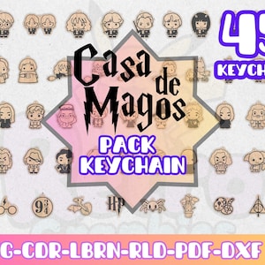 Könnte beinhalten: Eine Sammlung von 45 Holzschlüsselanhängern mit verschiedenen Charakteren und Symbolen. Die Schlüsselanhänger sind lasergeschnitten und haben eine hellbraune Oberfläche. Das Bild enthält den Text "Casa de Magos" und "PACK KEYCHAIN". Der untere Teil des Bildes enthält den Text "SVG-CDR-LBRN-RLD-PDF-DXF".
