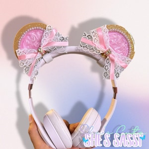 Könnte beinhalten: Ein Set aus drei Keramikbechern mit gesprenkelter, matter Oberfläche. Die Becher sind in Creme-, Hellbraun- und Dunkelbrauntönen gehalten. Jeder Becher hat ein schlichtes, minimalistisches Design.