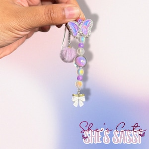 Entzückend lila Perlen Handy Anhänger mit Kristall Schmetterling und Schleife | Niedliches Girly Accessoire, Geschenk für sie, Taschenanhänger