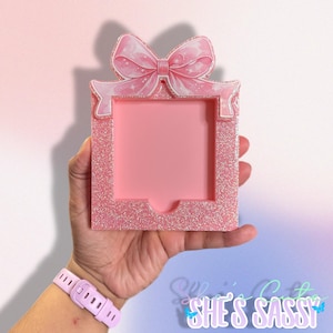 Plaknotitiehouder met roze glitterstrik: 3D-geprinte harsbureauhouder