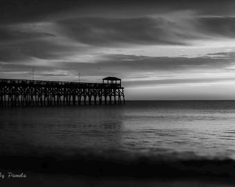 Serenità costiera: stampa monocromatica del molo della 2nd Avenue da Myrtle Beach