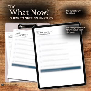 Könnte beinhalten: Ein digitales Tablet und Papierdokumente auf einem Klemmbrett mit dem Titel The What Now? Guide to Getting Unstuck. Der Text enthält The What Now? Reset Pack und The emergency toolkit for when your brain hits a wall. Real Life Systems Studio ist gedruckt.
