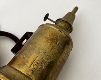Antyczna francuska mosiężna lampa naftowa La Parisienne Essence Minérale grawerowana 1880. Kolekcjonerski palnik knotowy Dekorator Obiekt Belle Epoque