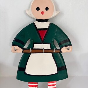 patère vintage en bois Bécassine | Personnage de bande dessinée française | Déco bretonne | Porte-clés ou crochet de cuisine peint à la main