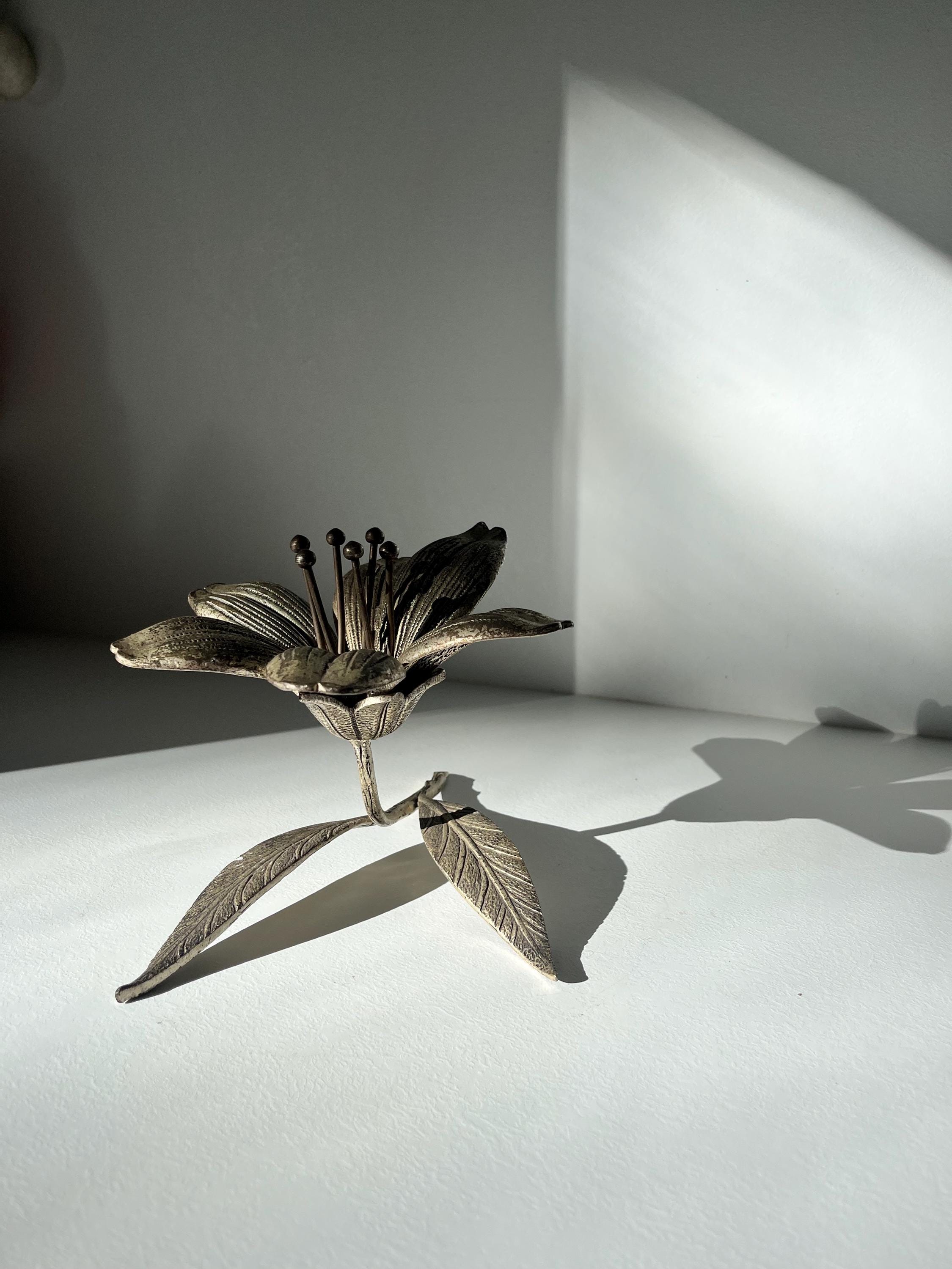 ヴィンテージ ユリの花 灰皿セット | 彫刻的な金属製の花と3つの花びら