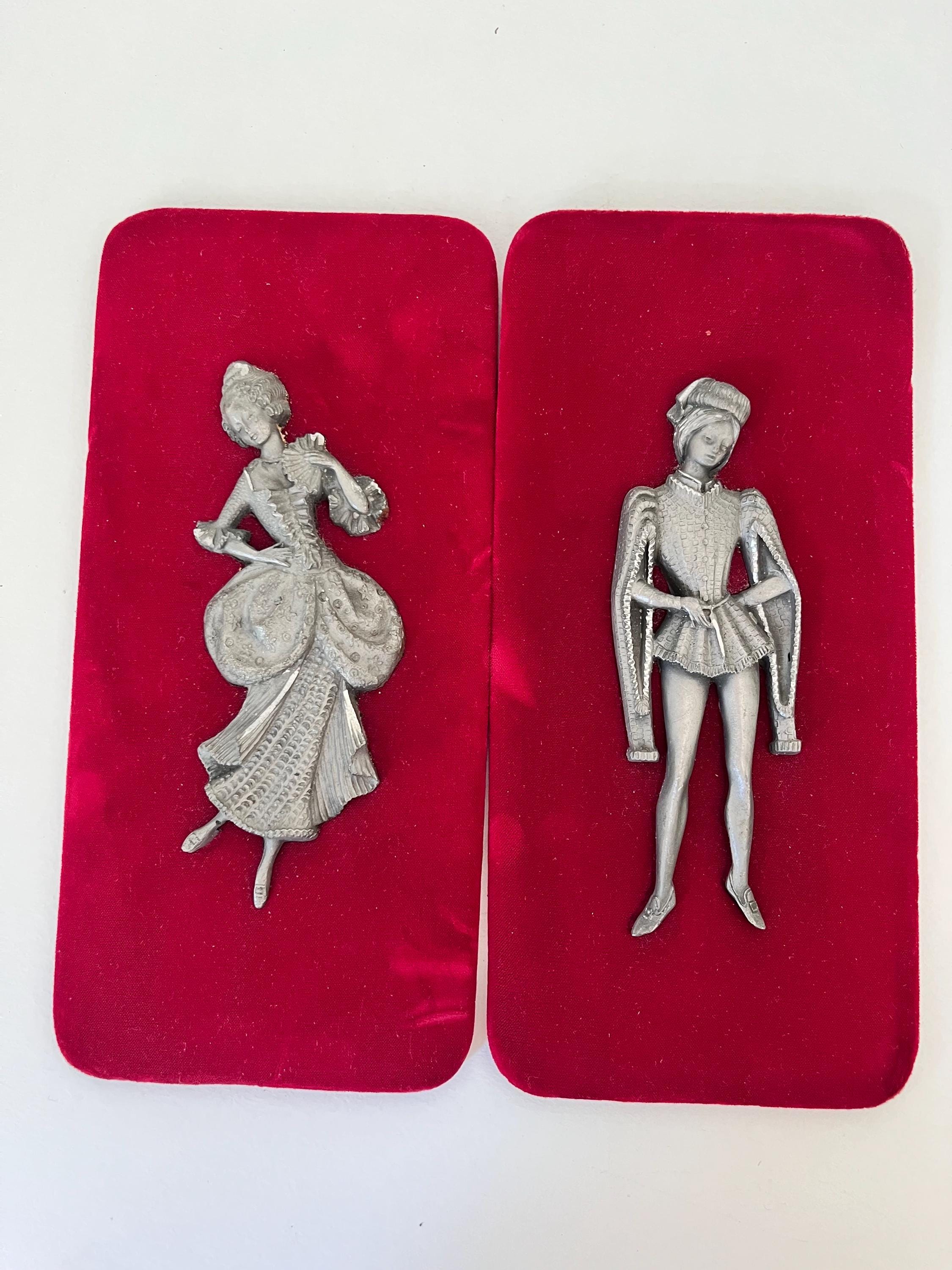 SCULPTURE BAS RELIEF en étain sur velours rouge La Sainte Famille