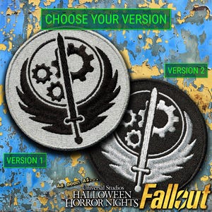 Könnte beinhalten: Zwei Fallout-Patches, einer weiß und schwarz, der andere schwarz und weiß. Jeder zeigt ein Schwert, Zahnräder und Flügel. Der Text auf dem Bild lautet "CHOOSE YOUR VERSION", "VERSION 1", "VERSION 2", "as seen at... Universal Studios HALLOWEEN HORROR NIGHTS" und "Fallout".