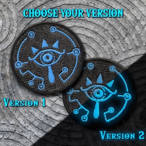 Puede incluir: Dos parches redondos negros con un diseño de ojo azul, con el texto "CHOOSE YOUR VERSION", "Version 1" y "Version 2". El diseño del ojo es un ojo estilizado con un brillo azul.