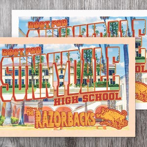 Puede incluir: Una impresión rectangular con una fotografía de un edificio escolar con palmeras. El texto dice ROOT FOR SUNNYDALE HIGH SCHOOL HOME OF THE RAZORBACKS en letras naranjas y rojas, acompañado de un gráfico de un jabalí corriendo.