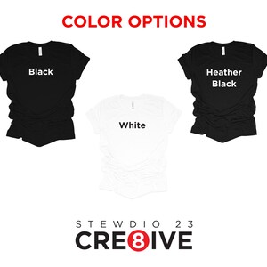 Puede incluir: Tres camisetas de diferentes colores: negro, blanco y negro jaspeado. Las camisetas est&aacute;n colocadas sobre un fondo blanco. El texto "COLOR OPTIONS" est&aacute; en la parte superior de la imagen. El texto "STEWDIO 23 CRE8IVE" est&aacute; en la parte inferior de la imagen.