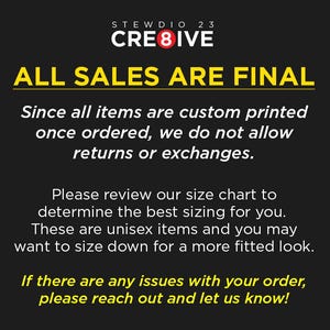 Puede incluir: Texto negro y amarillo sobre fondo negro. El texto dice "STEWDIO 23 CRE8IVE TODAS LAS VENTAS SON FINALES. Dado que todos los art&iacute;culos se imprimen a medida una vez que se ordenan, no permitimos devoluciones ni cambios. Por favor, revise nuestra tabla de tallas para determinar la talla que mejor le quede. Estos art&iacute;culos son unisex y puede que desee elegir una talla m&aacute;s peque&ntilde;a para un look m&aacute;s ajustado. Si tiene alg&uacute;n problema con su pedido, por favor p&oacute;ngase en contacto con nosotros."