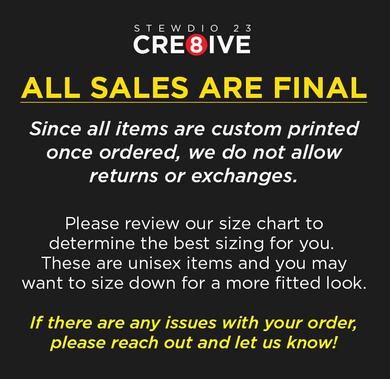 Puede incluir: Texto negro y amarillo sobre fondo negro. El texto dice "STEWDIO 23 CRE8IVE TODAS LAS VENTAS SON FINALES. Dado que todos los art&iacute;culos se imprimen a medida una vez que se ordenan, no permitimos devoluciones ni cambios. Por favor, revise nuestra tabla de tallas para determinar la talla que mejor le quede. Estos art&iacute;culos son unisex y puede que desee elegir una talla m&aacute;s peque&ntilde;a para un look m&aacute;s ajustado. Si tiene alg&uacute;n problema con su pedido, por favor p&oacute;ngase en contacto con nosotros."
