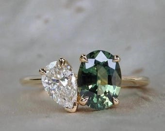 Podwójny pierścionek z diamentem Unikalny pierścionek Toi Et Moi Pierścionek z diamentem w szlifie gruszkowym i owalnym Moissanite Pierścionek zaręczynowy Zielony owalny pierścionek z diamentem Prezenty dla niej