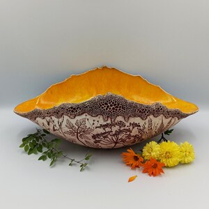 Handglasierte gelbe Keramikschale: Organisches Kräuteraufdruck-Mittelstück