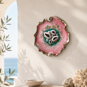 Rosa Keramik-Wandteller: Handgefertigte Wandkunst im Küstenstil, Künstlerische Keramik, Skulpturen aus maritimer Keramik, Strandhaus-Dekoration, Inspiriert vom Meer