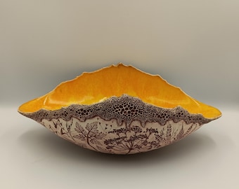 Frutero de cerámica amarillo-naranja hecho a mano: centro de mesa con estampado de hierbas orgánicas, arte en cerámica, decoración rústica de lujo para el hogar, cerámica inspirada en la naturaleza.