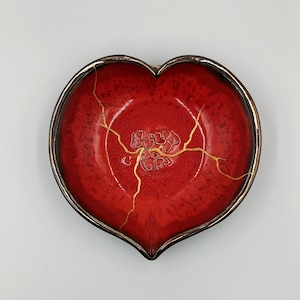 Rode keramische kom in de vorm van een hart: , Handgemaakt aardewerk , Geïnspireerd door de Kintsugi, Moederdag, voor Valentijnsdag