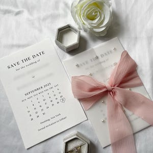 Minimalistische Save The Date Karte I mit Perlen I Schleife,Band | transparente Umschläge | Hochzeit, Einladung, Trauung und Co.