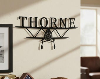 Moderne metalen wanddecoratie met modelvliegtuig, gedenkplaat voor piloten, rustieke luchtvaartdecoratie voor mancave of garage, housewarmingcadeau voor vliegers