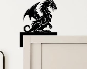 Letrero de pared de metal con diseño de dragón mítico, decoración de pared de metal con diseño de dragón de castillo, diseño medieval cortado a láser para dormitorio u oficina, decoración de dragón de fantasía duradera.