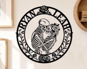 Op maat gemaakt metalen wandbord met skeletpaar, gepersonaliseerde namen, gotische rozen, huwelijksjubileumplaat, griezelige liefdeswanddecoratie