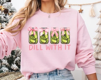 Sudadera con pepinillos Dill With It, sudadera divertida con pepinillos, regalo para amantes de los pepinillos, jersey con cuello redondo con pepinillos, regalo para niñas con pepinillos, suéter con pepinillos Pink Coquette