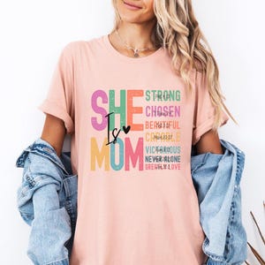 Koszulka Retro She Is Mom, Koszulka Christian Mom, Koszulka Mom Bible Verse, Prezent na Dzień Matki, Koszulka Religijna Mama, Koszulka Silna Mama, Prezent dla Nowej Mamy